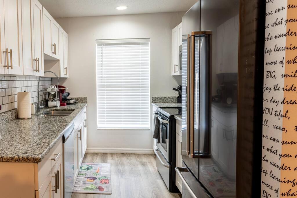 Upscale Ybor House With Outdoor Living Space タンパ エクステリア 写真