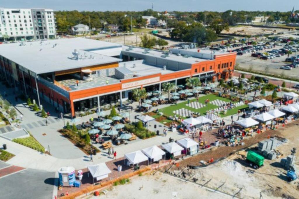 Upscale Ybor House With Outdoor Living Space タンパ エクステリア 写真