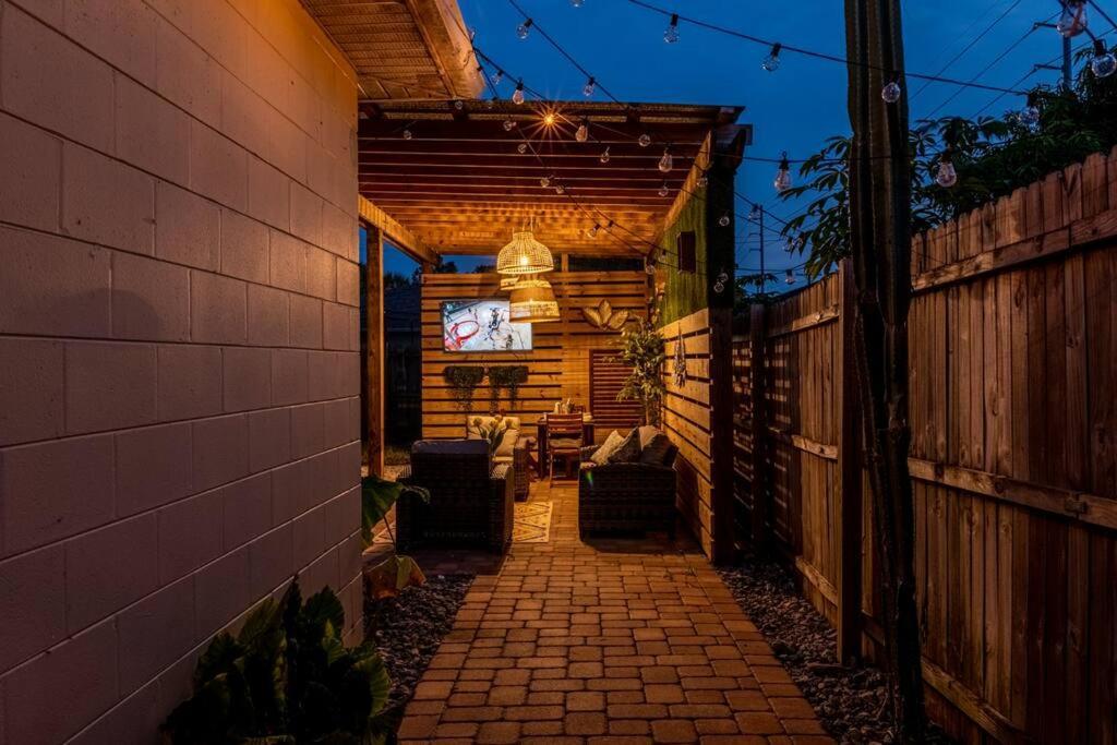 Upscale Ybor House With Outdoor Living Space タンパ エクステリア 写真