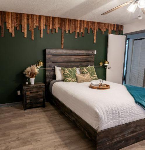 Upscale Ybor House With Outdoor Living Space タンパ エクステリア 写真