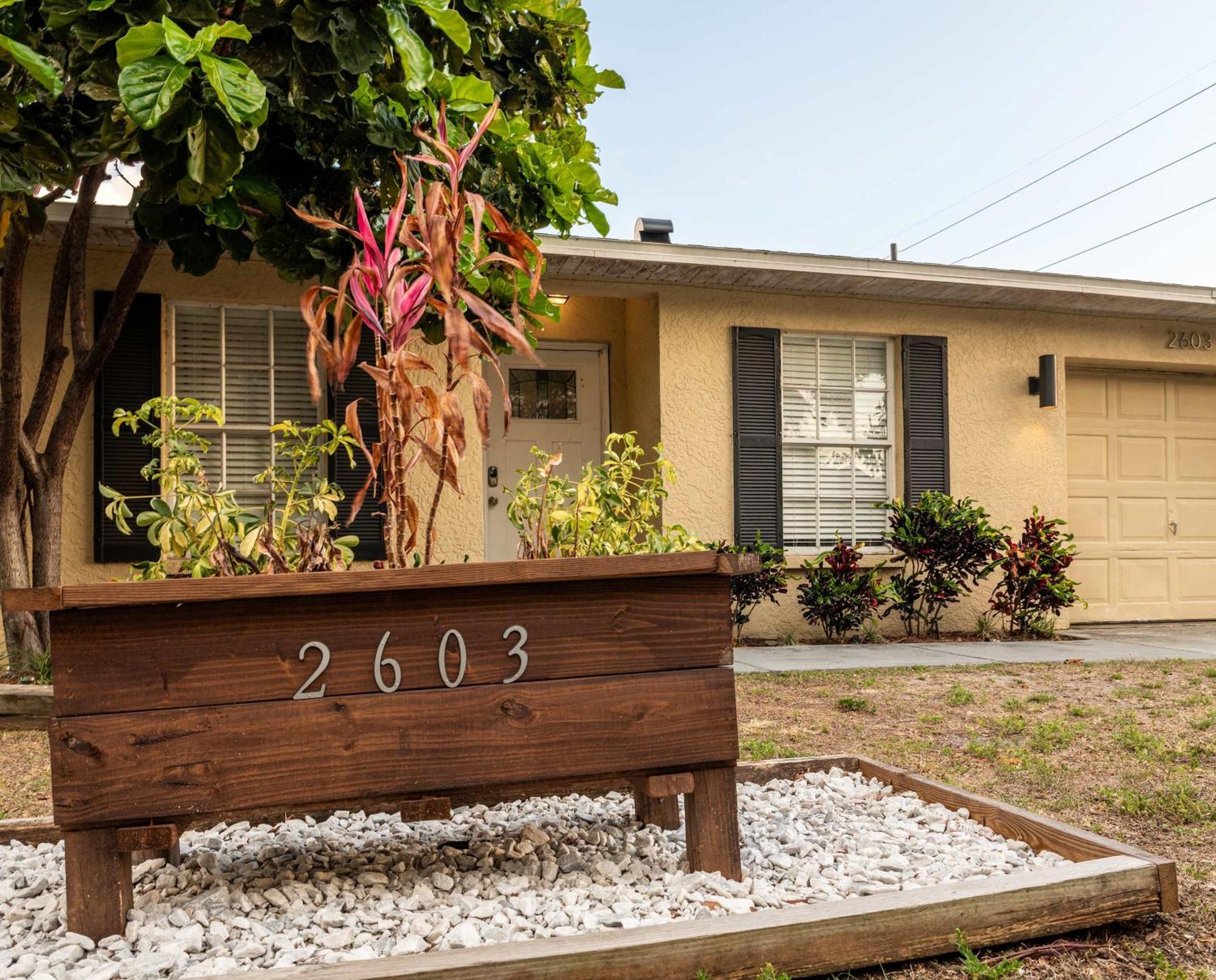 Upscale Ybor House With Outdoor Living Space タンパ エクステリア 写真