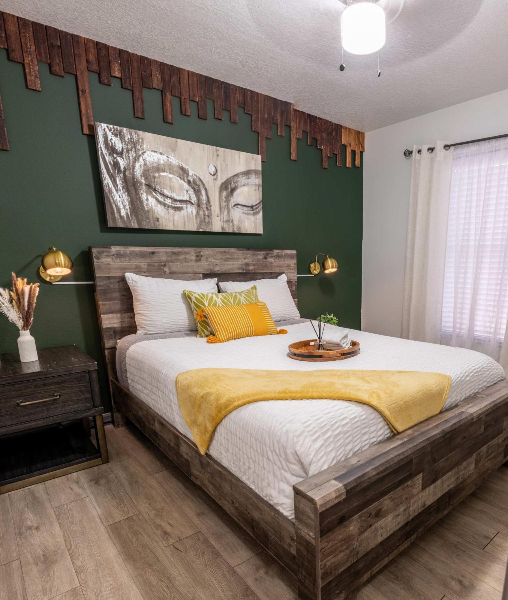 Upscale Ybor House With Outdoor Living Space タンパ エクステリア 写真